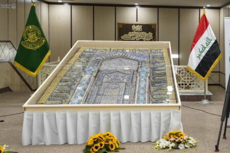 محراب «زرین فام» حرم امام علی (ع) پس از مرمت و بازسازی