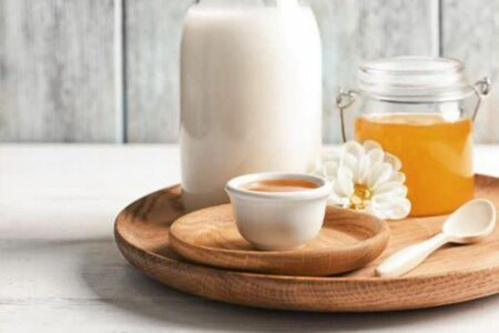 ریختن عسل در شیر داغ ممنوع