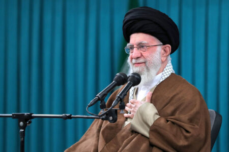 رهبر انقلاب: شهدا، هویت ملت ایران هستند که نباید فراموش شوند