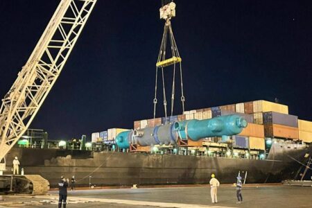تخلیه چهار نگله سنگین ۲۳۰ تنی در بندر شهید بهشتی چابهار