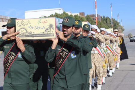 پیکر ۱۰ شهید گمنام دفاع مقدس وارد زاهدان شد.