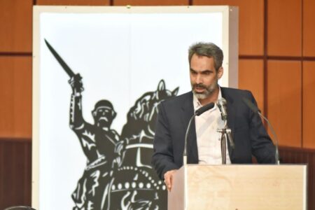 به آثار مکتوب مفاخر و معرفی میراث مشترک مردم منطقه و کشورهای همسایه  افتخار می‌کنیم