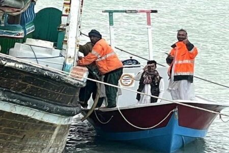 نجات جان ۳ صیاد قایق صیادی با هماهنگی مرکز جستجو و نجات دریایی بندر چابهار