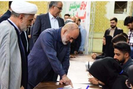 استاندار سیستان و بلوچستان رای خود را در انتخابات ریاست جمهوری به صندوق انداخت