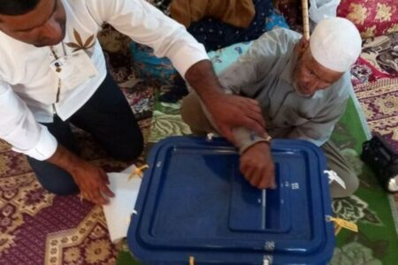 شوروشوق مردم پای صندوق های رای؛از حضور پیرمرد۱۰۳ساله چابهاری تادهه نودی‌های در انتظار رای