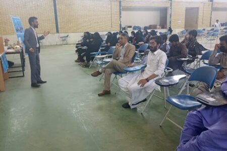 اولین دوره مسابقات ایده شو ویژه دانشجویان در مرکز خلاقیت و نوآوری دانشگاه پیام نور خاش برگزار شد/پنج ایده برتر تجلیل شدند.