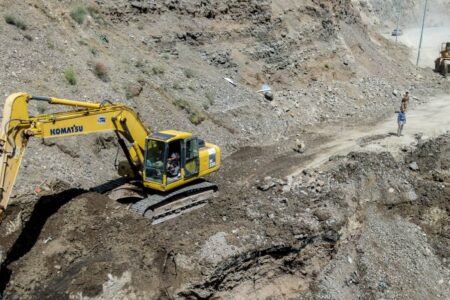 بازسازی و بهسازی جاده‌های آسیب دیده از سیلاب سیستان و بلوچستان در حال انجام است