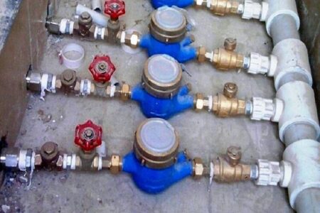 آغاز عملیات تعویض یک‌هزار و۳۸۰ کنتور آب ترکیده از یخبندان در زهک