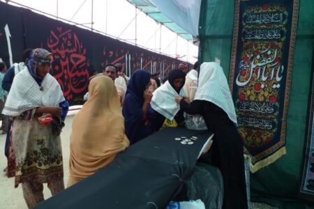 اهداء ۵۰۰ چفیه و سربند به زائرین پاکستانی اربعین حسینی(ع)