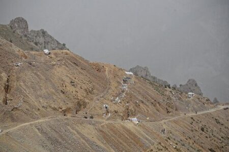 سه لایه عایق بندی در بستر سد مواد باطله طلای تفتان اجرایی شد
