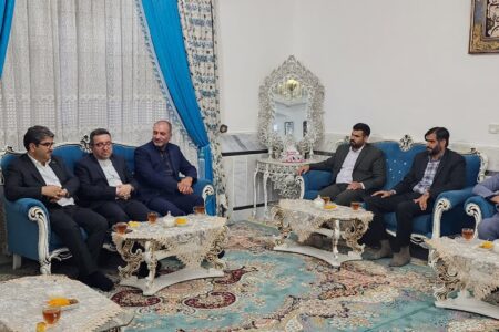 تجلیل از خانواده‌های شهدا؛ تجسمی از ایثار و فداکاری در آستانه هفته دفاع مقدس