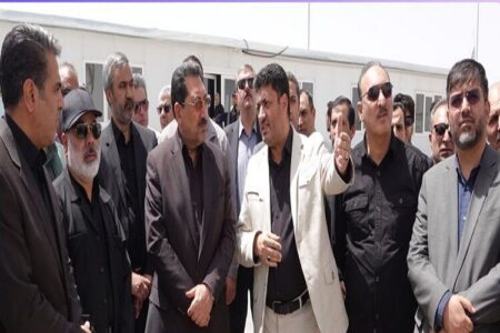 بازدید وزیر صمت از آب شیرین کن شهدای خدمت در سه راهی دشتک