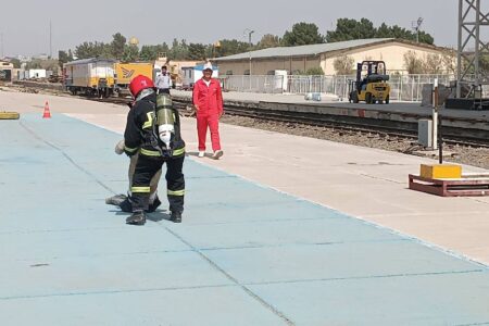 به مناسبت روز ایمنی و آتش نشانی؛  رقابت آمادگی جسمانی آتش نشانان راه آهن جنوبشرق برگزار شد