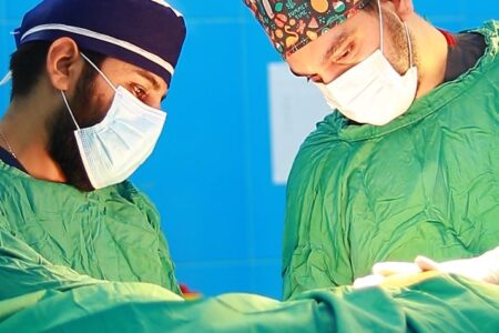 شاهکار جراحان بیمارستان ایرانمهر سراوان؛ عمل موفق جراحی پیوند انگشت قطع شده بیمار سراوانی