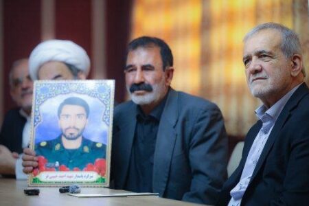 دیدار پزشکیان با جمعی از خانواده شهدای استان سیستان و بلوچستان