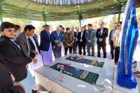 ادای احترام نماینده رئیس‌جمهور در شهرستان تفتان به شهدای گمنام