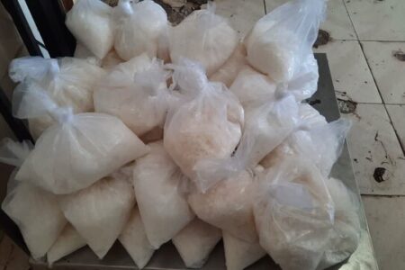 محموله بزرگ شیشه در نیمروز کشف شد