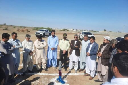 همزمان با دهه فجر کلنگ مدرسه ۶ کلاسه ندای توحید در زرآباد به زمین زده شد