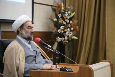 نسل جدید را با مبانی معرفتی انقلاب اسلامی آشنا کنیم