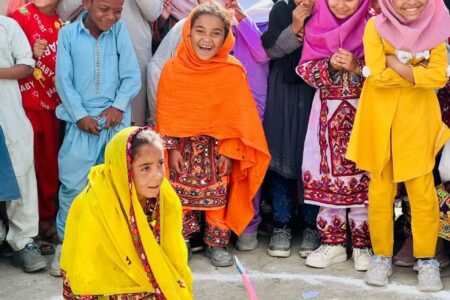 تصویری زیبا از شادی بچه های سیستان و بلوچستان در مراسم کلنگ زنی فضای آموزشی