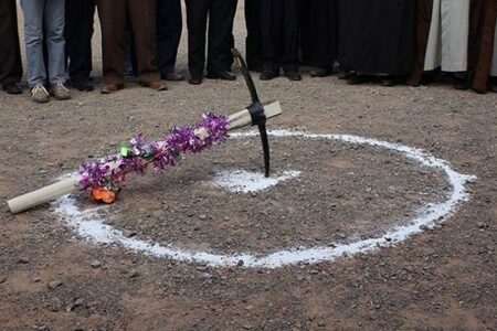 کلنگ‌زنی مدرسه شبانه‌روزی در روستای هنزم نیکشهر با اعتبار ۴۰ میلیارد تومان
