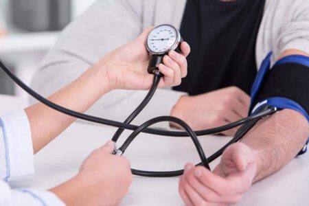 فشار خون بالا از کودکی تا سالمندی تهدیدی جدی برای همه!/گرفتاری بیش از یک چهارم مردم سیستان و بلوچستان به فشار خون بالا/ آیا واقعاً به اندازه کافی در مورد آن آگاهیم؟