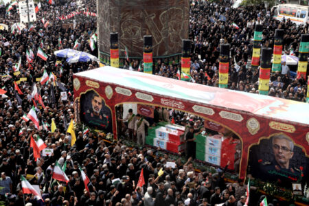 بدرقه سربازان وطن در میدانی به نام ایران