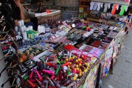 زیبایی ارزان، بهای سنگین / لوازم آرایشی قاچاق در دست‌فروشی‌های زاهدان