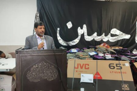 توزیع ۶۰۰ بسته لوازم‌التحریر بین دانش‌آموزان حاشیه‌ شهر زاهدان به همت آستان مقدس کهف‌الشهدا